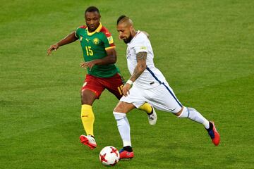 Cameroon's midfielder Sebastien Siani (L) challenges Chile's midfielder Arturo Vidal  during the 2017 Confederations Cup group B football match between Cameroon and Chile at the Spartak Stadium in Moscow on June 18, 2017. / AFP PHOTO / Alexander NEMENOV