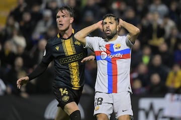 Jordi Alba, con las manos en la cabeza, se  lamenta de una ocasión mientras Vadik Murria observa la acción.