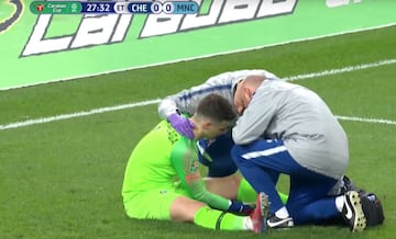 En el 迆ltimo minuto de la segunda parte de la pr車rroga de la Carabao Cup, Kepa Arrizabalaga, portero del Chelsea, se neg車 a abandonar el campo sustituido. El italiano Sarri hab赤a mandado a Willy Caballero saltar al campo por el portero espa?ol, pero Kepa se neg車 a ser cambiado. Incluso, el 芍rbitro habl車 con Kepa para que abandonara el c谷sped pero el espa?ol se neg車 en rotundo. El t谷cnico italiano hab赤a tomado la decisi車n de sacar al guardameta argentino por Kepa, despu谷s de que el exportero del Athletic se quejar芍 de problemas f赤sicos. El enfado de Sarri fue may迆sculo y amag車 con marcharse del banquillo hac赤a el vestuario. La autoridad del entrenador italiano, muy tocado por los malos resultados, queda en entredicho. Luego en la tanda de penalti el Chelsea perdi車 y Kepa s車lo pudo atajar el lanzamiento de San谷.