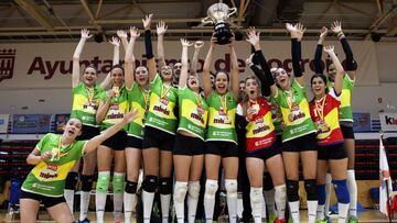 Las chicas del Logro&ntilde;o festejan el t&iacute;tulo femenino. 