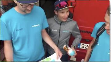 Superman con los bomberos que los rescataron después de que el bus sufriera problemas mecánicos