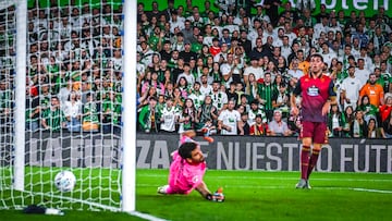 Germán Parreño no puede evitar el segundo gol del Racing de Santander ante la mirada de Dani Barcia.