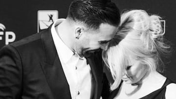 Adil Rami y Pamela Anderson acaramelados en una gala cuando eran pareja. 