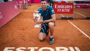 Cascais (Portugal), 07/04/2024.- Hubert Hurkacz of Poland celebrates with his trophy after winning against Pedro Martinez of Spain during the final match of the Estoril Open tennis tournament, in Cascais, Portugal, 07 April 2024. (Tenis, Polonia, España) EFE/EPA/RODRIGO ANTUNES
