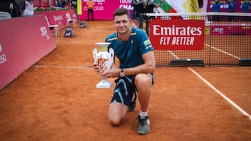 Cascais (Portugal), 07/04/2024.- Hubert Hurkacz of Poland celebrates with his trophy after winning against Pedro Martinez of Spain during the final match of the Estoril Open tennis tournament, in Cascais, Portugal, 07 April 2024. (Tenis, Polonia, Espa?a) EFE/EPA/RODRIGO ANTUNES