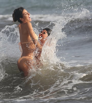 El italiano está disfrutando de sus días libres en la playa con su ex mujer y el hijo de ambos, Falco Nathan.