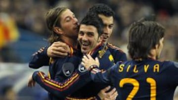 Villa celebra con Ramos uno de los goles en el 0-2 del Francia-Espa&ntilde;a en Saint Denis en 2010.
