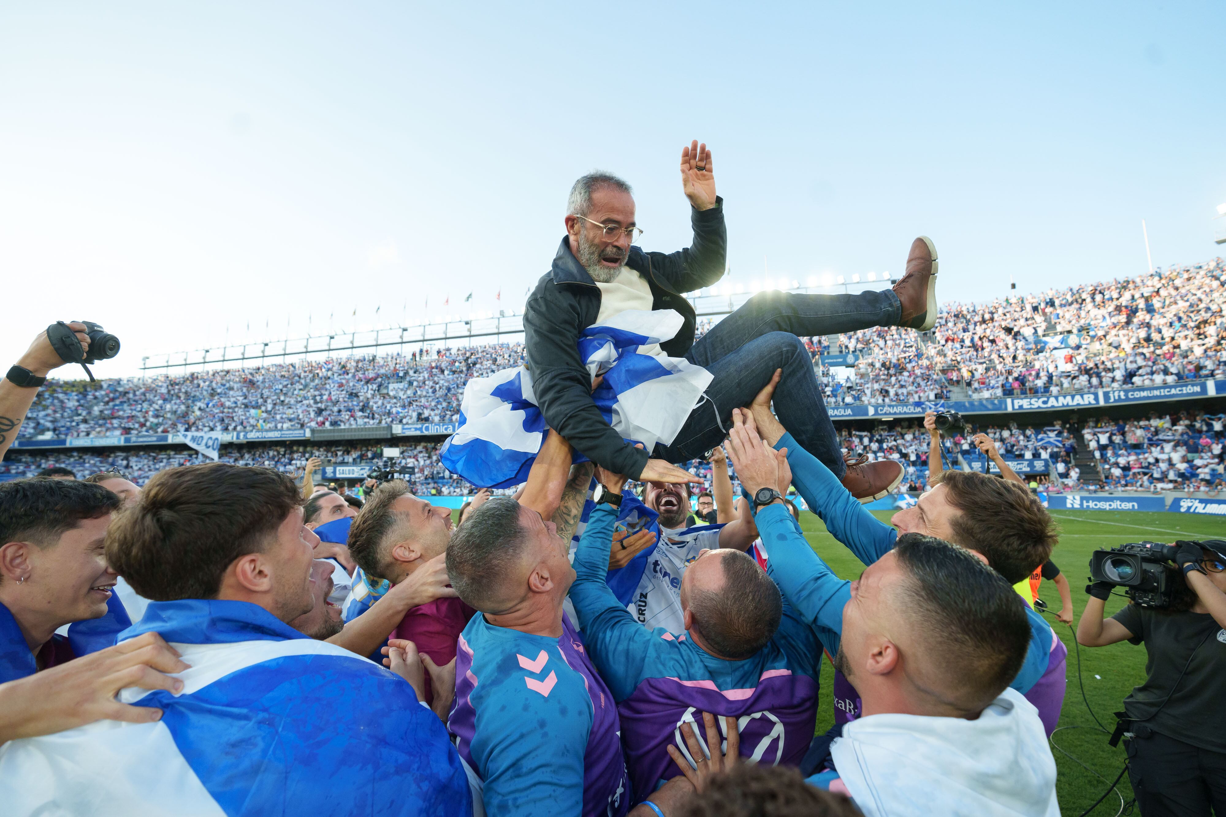 La derrota del Celta Fortuna permite que los blanquiazules consumen el ascenso a Segunda División antes de jugar contra el Barakaldo, al que después ganaron 2-0. La isla explota de felicidad.