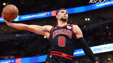 CHICAGO, ILLINOIS - NOVEMBER 08: Zach LaVine #8 of the Chicago Bulls dunks against the Phoenix Suns during the second half at the United Center on November 08, 2023 in Chicago, Illinois. NOTE TO USER: User expressly acknowledges and agrees that, by downloading and or using this photograph, User is consenting to the terms and conditions of the Getty Images License Agreement.   Michael Reaves/Getty Images/AFP (Photo by Michael Reaves / GETTY IMAGES NORTH AMERICA / Getty Images via AFP)