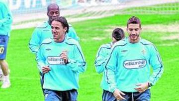 <b>BUENAS CARAS. </b>Benachour, Edinho, Weligton, Edu Ramos y Stepanov, sobre el césped de La Rosaleda.