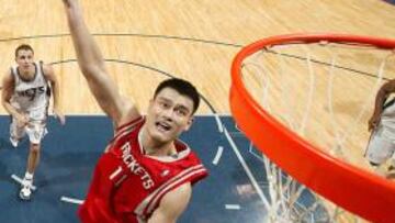 <b>DOMINANTE. </b>Yao Ming , lanzando un gancho con los Rockets.