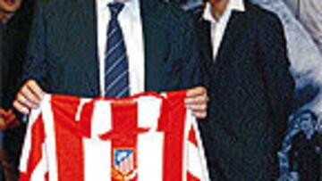 <b>EL TÉCNICO DEL CENTENARIO.</b> Luis podrá seguir posando con la camiseta conmemorativa.