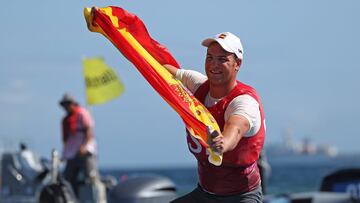 Joan Cardona sostiene la bandera española mientras celebra la medalla de bronce.