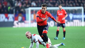 Torró disputa un balón con Isi.