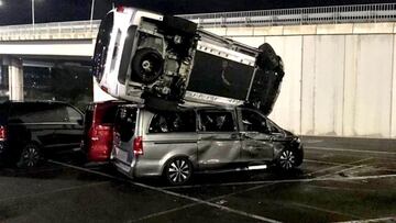 Un extrabajador de Mercedes roba una excavadora y destroza 50 furgonetas nuevas en Vitoria