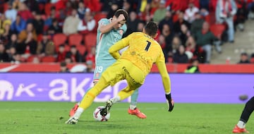 Oblak buscó a Giuliano Simeone en largo tras un córner en contra y el argentino arrancó con fe para chocar con Maffeo y llevarse el balón. En el mano a mano optó por contemporizar a la izquierda y cedérsela a Julián Álvarez, que marcó a placer.



