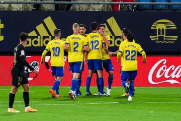 Los jugadores del Cádiz celebrando el gol de Álvaro Giménez