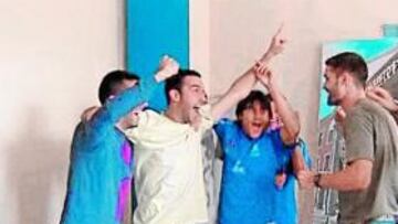 <b>EL PREMIO GORDO. </b>Los jugadores del Alcorcón celebran el emparejamiento tras el entrenamiento.