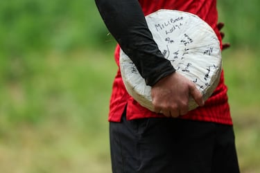 La carrera consiste en atrapar un queso de Gloucester arrojado desde la colina de Cooper, con una caída de 182 metros en la localidad de Brockworth. Los competidores deben bajar por la ladera del cerro para atraparlo y el primero en conseguirlo se proclama vencedor.