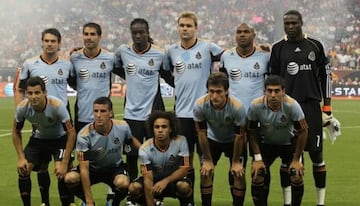 Juan Pablo Ángel portó el gafete de capitán ante el Manchester United.