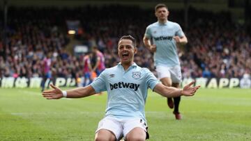 El jugador mexicano del West Ham, Javier Hern&aacute;ndez, destejando un gol durante un partido de la Premier.