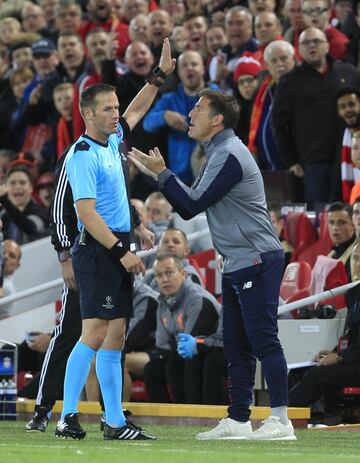 Berizzo discute con el árbitro holandés Danny Makkelie tras ser expulsado.