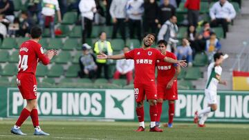 Los jugadores del Numancia se lamentan en el partido ante el Elche.