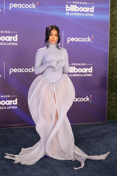 Yailin La Más Viral posa en la alfombra roja de los Premios Billboard de la Música Latina 2025.