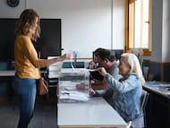 Una mujer ejerce su derecho a voto en el IES Isabel la Catolica, a 9 de junio de 2024, en Boadilla del Monte, Madrid (España). Hoy tienen lugar las elecciones europeas de 2024 en España. Más de 38 millones de españoles están llamados a pasar por las urnas en unos comicios en los que se eligen a 61 eurodiputados al Parlamento Europeo. El partido político más numeroso es el Partido Popular Europeo, con 177 parlamentarios, seguido del Grupo de la Alianza Progresista de Socialistas y Demócratas (143), mientras que el más pequeño es el grupo de la Izquierda, con 37 representantes.
09 JUNIO 2024;VOTACIÓN;ELECCIONES;COMICIOS;EUROPEAS;9J;9 DE JUNIO;DEMOCRACIA
Gustavo Valiente / Europa Press
09/06/2024