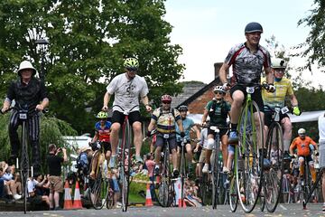 Un grupo de ciclistas toma la salida de la Gran Carrera de Knutsford, en el noroeste de Inglaterra, un evento
singular que se celebró por última vez en 2010 y, por lo general, se disputa cada diez años, en el que participan
ciclistas individuales y en equipo de todo el mundo, sobre bicicletas clásicas que datan de mediados del siglo XIX.