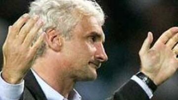 <b>ADIÓS</b>. Völler se marcha de la selección alemana con la decepción de caer eliminado a las primeras de cambio.