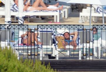 La bella pareja se casó por sorpresa el pasado mes de mayo en una ceremonia íntima. El jugador del Chelsea aprovecha los últimos días de vacaciones para disfrutar de la Costa Azul en Antibes antes de incorporarse de nuevo al trabajo. 