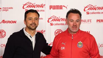 MEX3469. GUADALAJARA (MÉXICO), 27/05/2025.- El director deportivo del Club Guadalajara, Javier Mier (i) posa junto al nuevo entrenador del equipo, Gabriel Milito, este martes en la ciudad de Guadalajara, Jalisco (México). Milito, entrenador de las Chivas del Guadalajara, aseguró que anhela hacer un buen trabajo para quedarse por muchos años en su nuevo equipo, al que sueña con llevarlo lejos. EFE/ Francisco Guasco