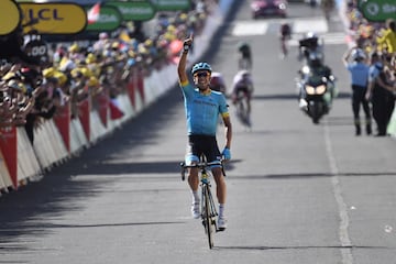 El español Omar Fraile cruzando la linea de meta, ganando la 14ª etapa del Tour de Francia.