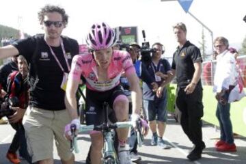 Kruijswijk se cayó en la bajada del Agnello y perdió la maglia rosa. 