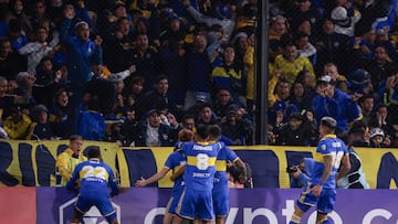 AME2307. BUENOS AIRES (ARGENTINA), 18/04/2023.- Jugadores de Boca celebran un gol hoy, en un partido de la fase de grupos de la Copa Libertadores entre Boca Juniors y Deportivo Pereira en el estadio La Bombonera en Buenos Aires (Argentina). EFE/Juan Ignacio Roncoroni
