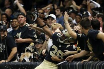 Travaris Cadet de los New Orleands Saints corre junto al público para celebrar un touchdown en el partido que ganaron a los Jacksonville Jaguars.