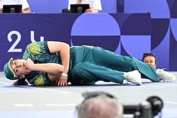 Paris (France), 09/08/2024.- Raygun of Australia breaks during her B-Girls round robin group B battle at the Breaking competitions in the Paris 2024 Olympic Games, at the La Concorde in Paris, France, 09 August 2024. (Francia, Concordia) EFE/EPA/CAROLINE BLUMBERG
