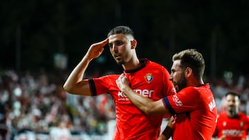 Raúl García de Haro celebra su gol llevándose los dedos a la sien,