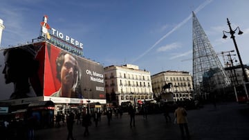 Cartel de la serie de Netflix 'Narcos' en Puerta del Sol de Madrid.