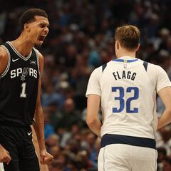 Wembanyama le da a Flagg la primera lección en la NBA