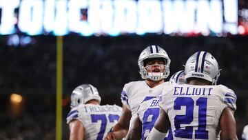 ARLINGTON, TX - OCTOBER 30: Dak Prescott #4 of the Dallas Cowboys celebrates with Dez Bryant #88 and Ezekiel Elliott #21 after scoring in the fourth quarter during a game between the Dallas Cowboys and the Philadelphia Eagles at AT&amp;T Stadium on October 30, 2016 in Arlington, Texas.   Tom Pennington/Getty Images/AFP
 == FOR NEWSPAPERS, INTERNET, TELCOS &amp; TELEVISION USE ONLY ==