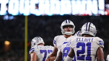 ARLINGTON, TX - OCTOBER 30: Dak Prescott #4 of the Dallas Cowboys celebrates with Dez Bryant #88 and Ezekiel Elliott #21 after scoring in the fourth quarter during a game between the Dallas Cowboys and the Philadelphia Eagles at AT&T Stadium on October 30, 2016 in Arlington, Texas. Tom Pennington/Getty Images/AFP
== FOR NEWSPAPERS, INTERNET, TELCOS & TELEVISION USE ONLY ==