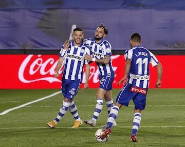 0-1. Lucas Pérez celebró el primer gol que marcó de penalti.