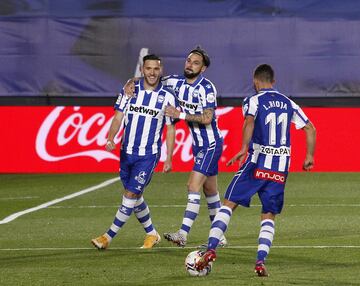 0-1. Lucas P¨¦rez celebr¨® el primer gol que marc¨® de penalti.