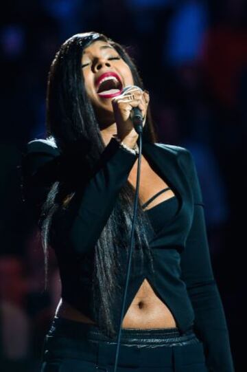 La cantante Ashanti canta el himno nacional estadounidense en el rutilante pabellón de los Nets, en Brooklyn.