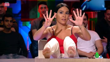 Cristina Pedroche en &#039;Zapeando&#039; con los pies descalzos sobre la mesa y ense&ntilde;ando nueve dedos de sus manos para responder a la &#039;manita&#039; de Cristiano Ronaldo al Atl&eacute;tico de Madrid en su cruce de Champions 2019 con la Juventus y lanzar un zasca al portugu&eacute;s.