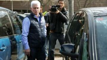 El padre de Fernando, a su salida del hospital.