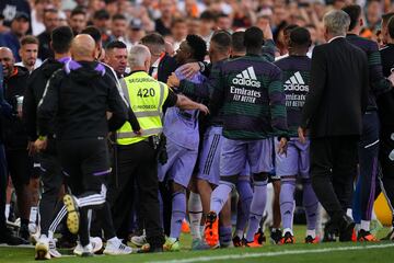 Vinicius recriminó a la grada de Mestalla insultos racistas y amenazó con marcharse del terreno de juego. Más tarde hubo una gran tangana entre los jugadores del Valencia y el Real Madrid en la que Vinicius acabó expulsado.