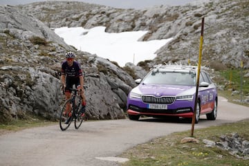 Dani Navarro realizó la ascensión acompañado del coche de su equipo, Burgos-BH. El cambio de temperatura que se nota a medida que se va completando la ascensión es enorme y arriba suele pegar viento. 